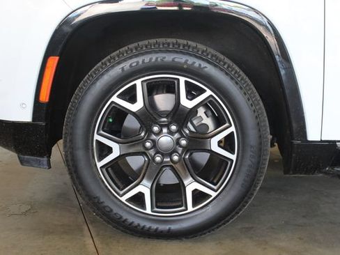 Used 2023 Jeep Wagoneer L Series III w/ Preferred Equipment Group AWD/4WD image 28