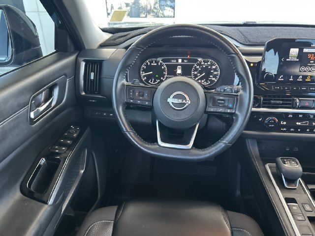 Used 2025 Nissan Pathfinder SL FWD image 14