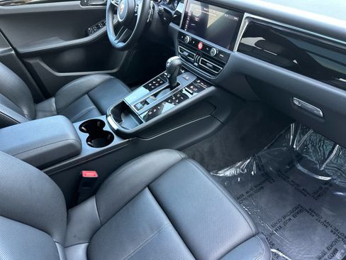 Certified 2025 Porsche Macan AWD/4WD image 17