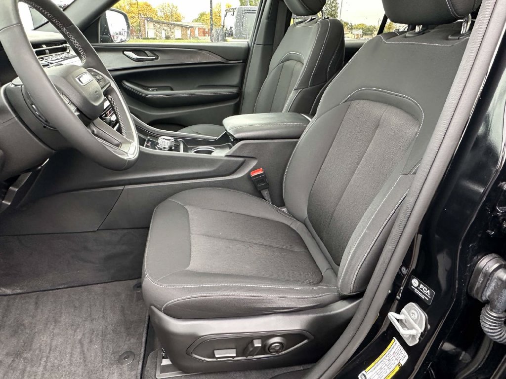 Used 2024 Jeep Grand Cherokee Laredo X w/ Luxury Tech Group I AWD/4WD image 19