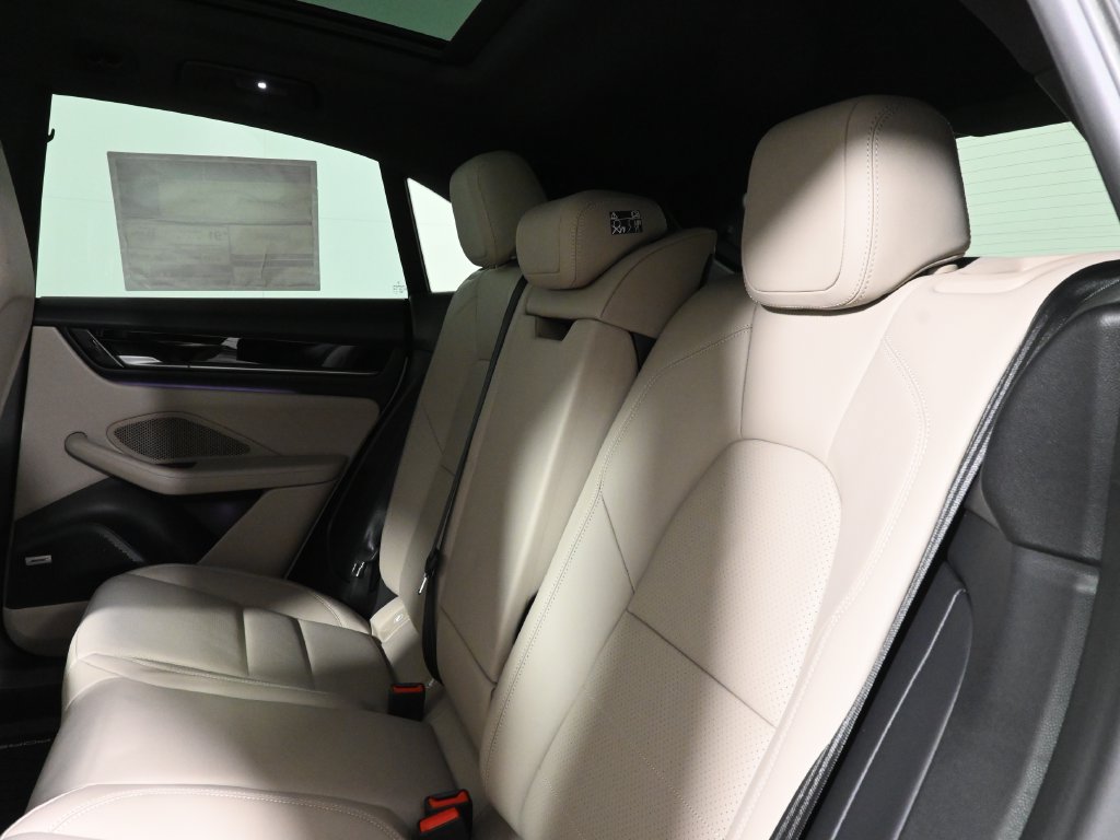 Used 2025 Porsche Macan 4S Electric AWD/4WD image 7