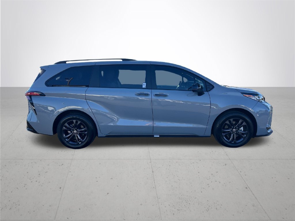 Used 2026 Toyota Sienna XSE AWD/4WD image 6
