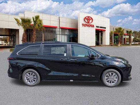 New 2026 Toyota Sienna XLE image 4