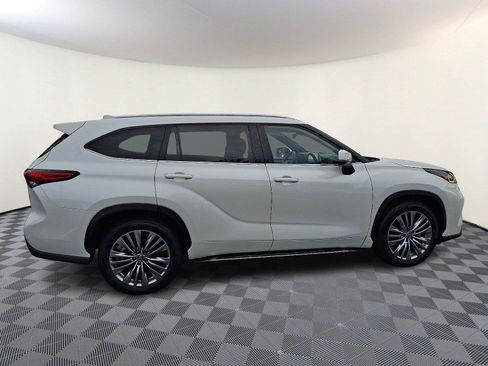 Used 2021 Toyota Highlander Platinum FWD image 7