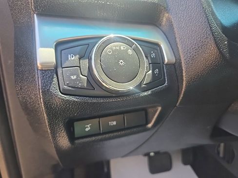 Used 2017 Ford Explorer XLT w/ Equipment Group 202A AWD/4WD image 13