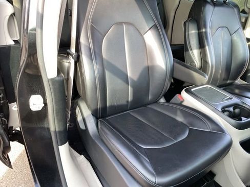 Used 2023 Chrysler Pacifica Touring-L image 33