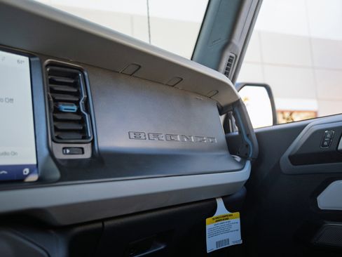 Used 2023 Ford Bronco Badlands w/ Sasquatch Package AWD/4WD image 32