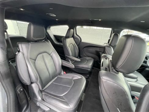 Used 2023 Chrysler Pacifica Touring-L w/ Uconnect Theater Family Group image 25