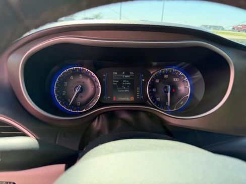 Used 2018 Chrysler Pacifica Touring-L image 17