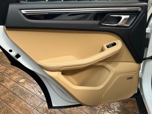 Used 2018 Porsche Macan Base w/ Premium Package image 13