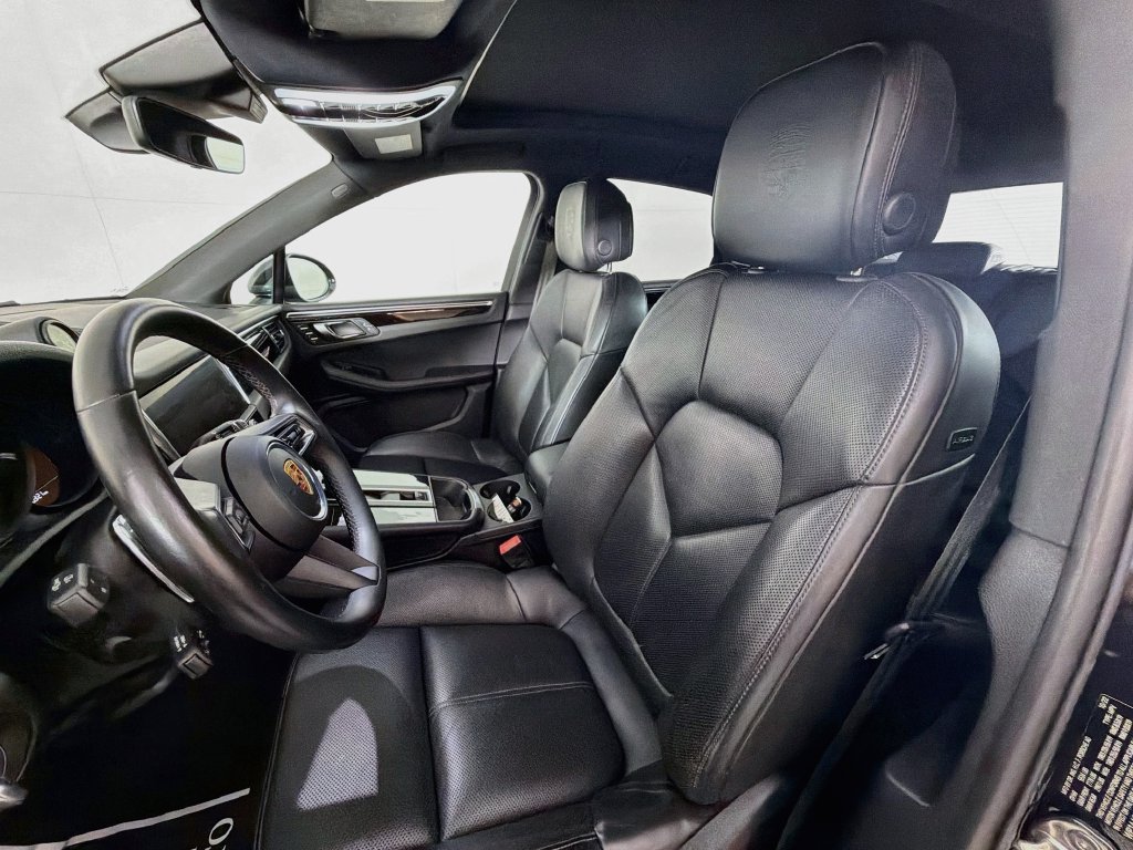 Certified 2023 Porsche Macan AWD/4WD image 5