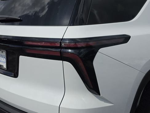 Used 2025 Chevrolet Traverse LT FWD image 39