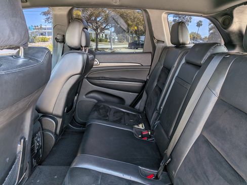 Used 2018 Jeep Grand Cherokee Altitude RWD image 16