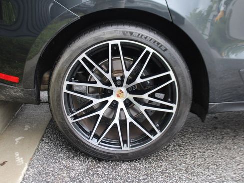 Used 2025 Porsche Macan image 16