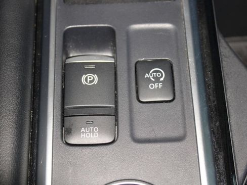 Used 2025 Nissan Pathfinder SL AWD/4WD image 32
