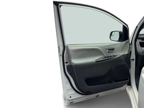 Used 2020 Toyota Sienna LE FWD image 11