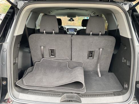 Used 2023 GMC Acadia SLE image 14