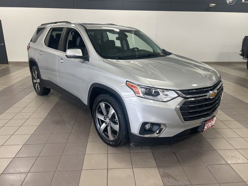 Used 2021 Chevrolet Traverse LT w/ LT Premium Package image 8