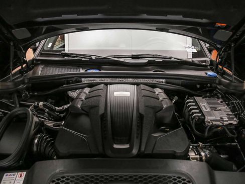 Certified 2022 Porsche Macan S AWD/4WD image 32