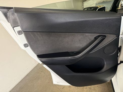 Used 2021 Tesla Model Y Long Range AWD/4WD image 19