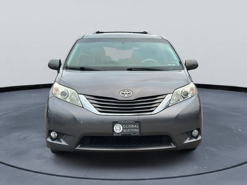 Used 2014 Toyota Sienna XLE image 3