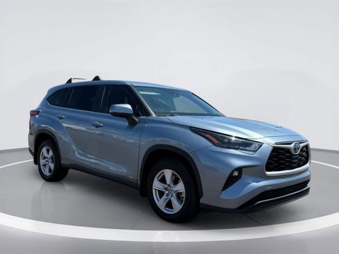 Used 2023 Toyota Highlander LE AWD/4WD image 5