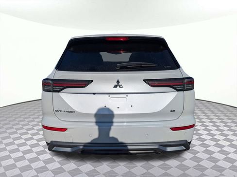 Used 2025 Mitsubishi Outlander SE AWD/4WD image 3