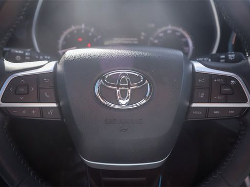 Used 2024 Toyota Highlander XSE image 11