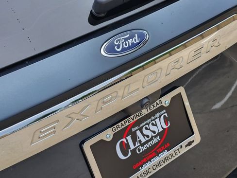 Used 2023 Ford Explorer XLT RWD image 9