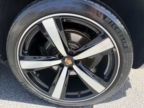 Certified 2023 Porsche Macan AWD/4WD image 10