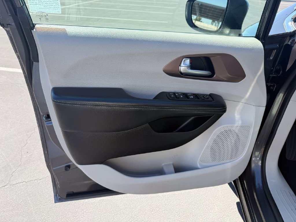 Used 2023 Chrysler Voyager LX FWD image 9