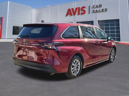 Used 2025 Toyota Sienna LE image 6