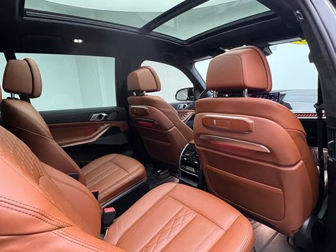Used 2023 BMW X7 M60i image 8