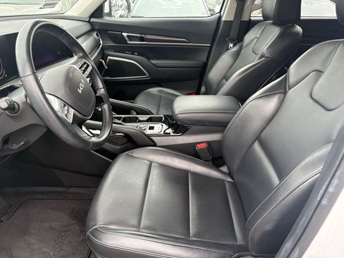 Used 2025 Kia Telluride LX FWD image 6