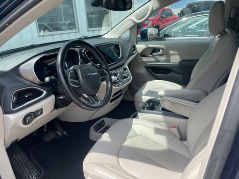 Used 2021 Chrysler Pacifica Touring-L FWD image 14