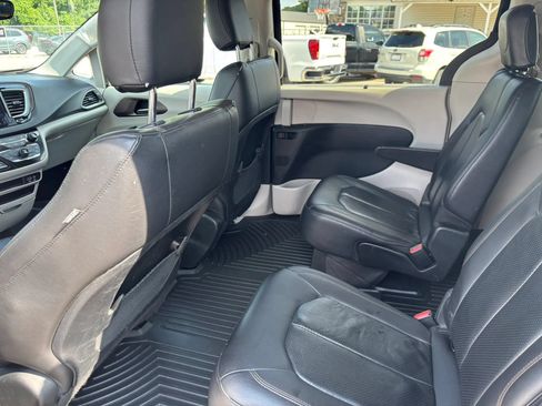 Used 2018 Chrysler Pacifica Touring-L FWD image 14