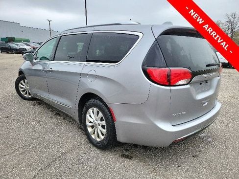Used 2018 Chrysler Pacifica Touring-L Plus FWD image 5