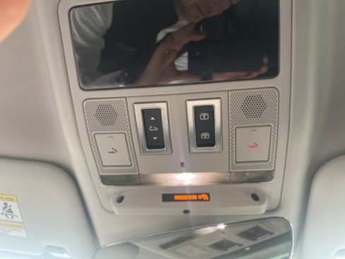 Used 2025 Land Rover Defender 110 X-Dynamic SE image 24