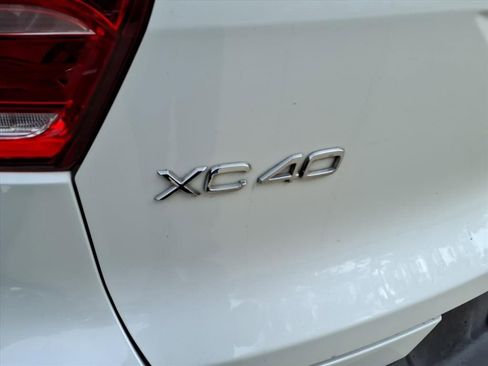 Used 2019 Volvo XC40 T5 R-Design image 8