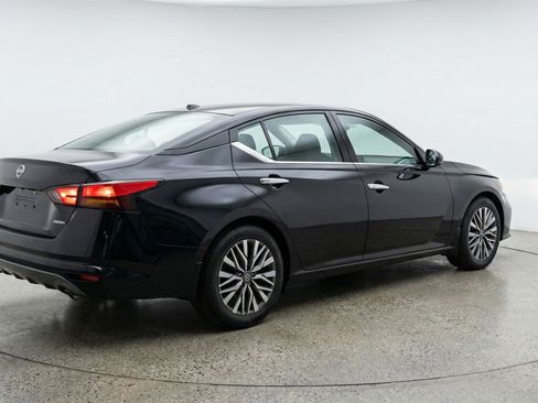 Used 2025 Nissan Altima 2.5 SV FWD image 9