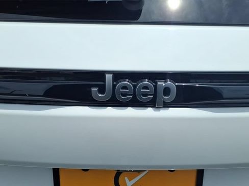 Used 2023 Jeep Grand Cherokee Summit AWD/4WD image 15