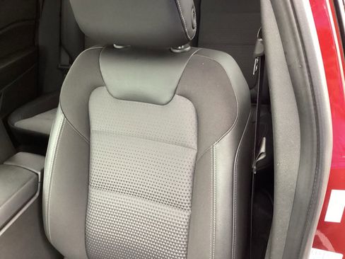 Used 2025 Chevrolet Trax LT w/ LT Convenience Package image 11