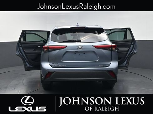 Used 2021 Toyota Highlander XLE AWD/4WD image 35