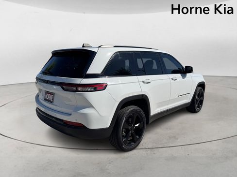 Used 2024 Jeep Grand Cherokee Altitude image 4