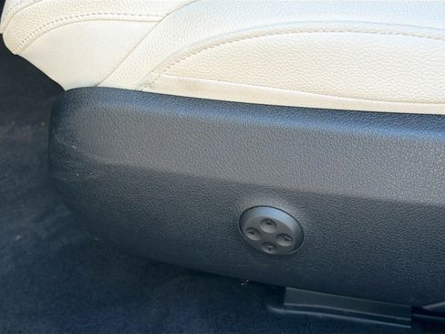 Used 2025 Mercedes-Benz C 300 4MATIC Sedan image 25