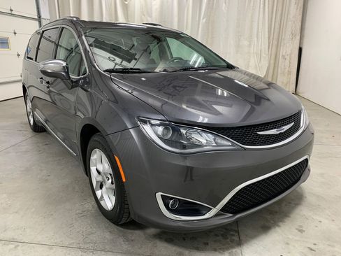 Used 2020 Chrysler Pacifica Limited image 14