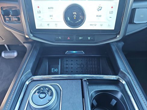 Used 2024 Ford Expedition Platinum RWD image 29