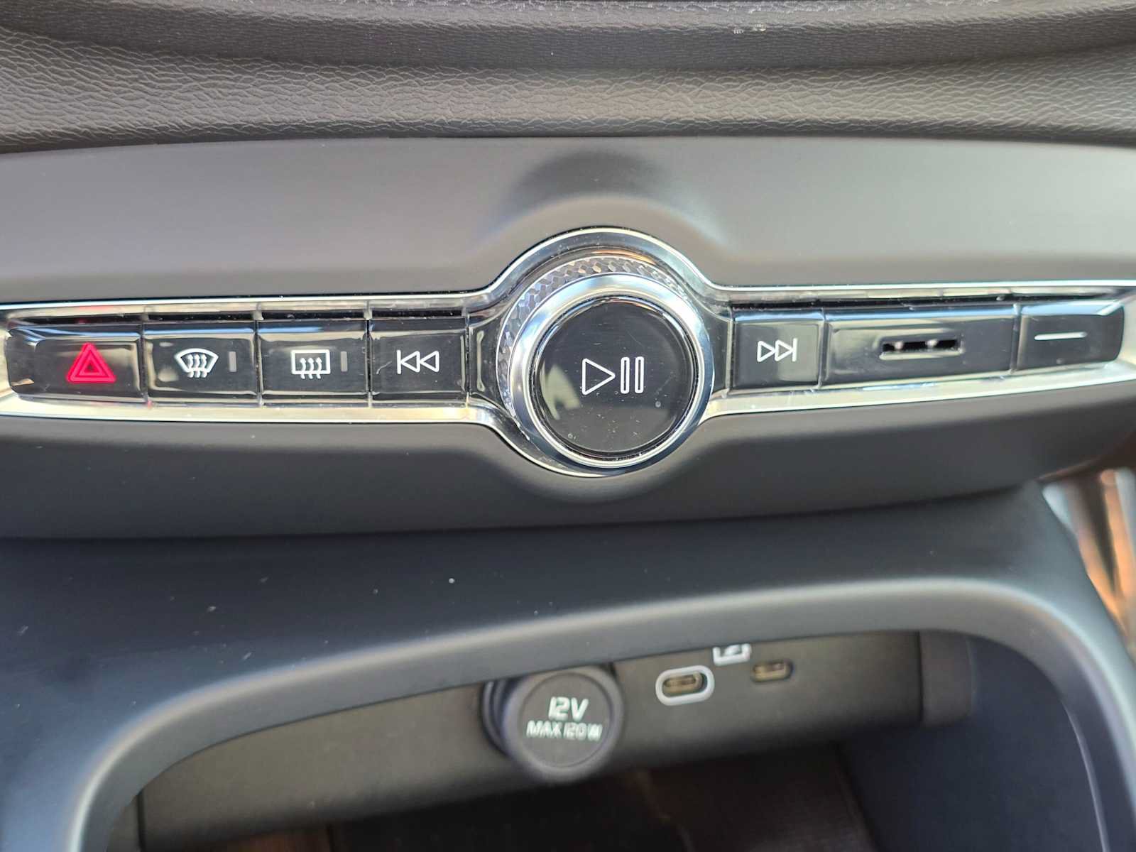Certified 2023 Volvo XC40 B5 Ultimate w/ Protection Package Premier AWD/4WD image 30