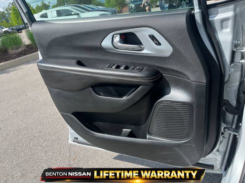 Used 2026 Chrysler Pacifica Limited FWD image 11