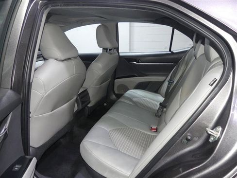 Used 2020 Toyota Camry SE w/ Sunroof Package image 27